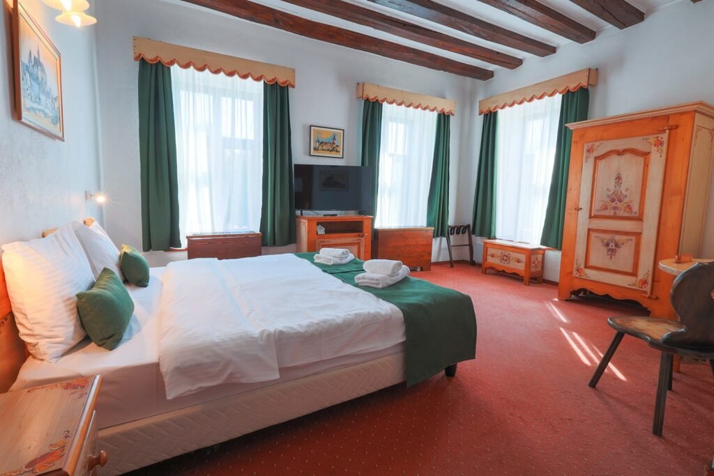 Zimmer im Hotel Traube Mediasch mit bemalten Holzmöbeln