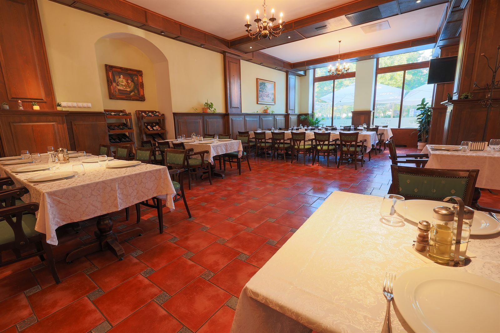 Restaurant Traube, mese și decor săsesc