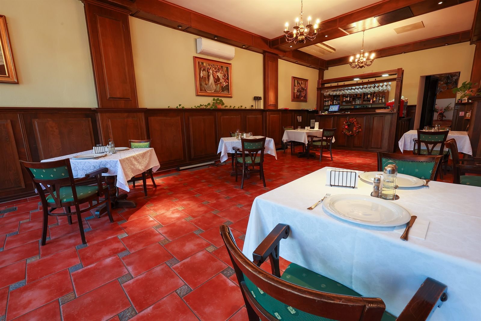 Restaurant Traube, expunere vinuri și atmosferă