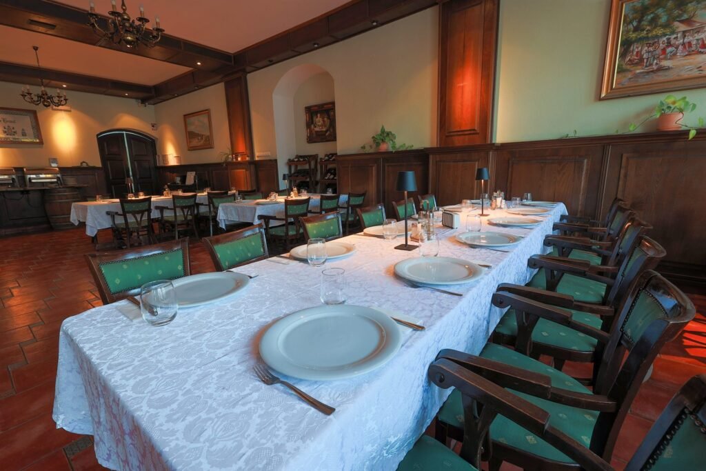 Salon din Restaurantul Traube, cu grinzi de lemn și mobilier de epocă
